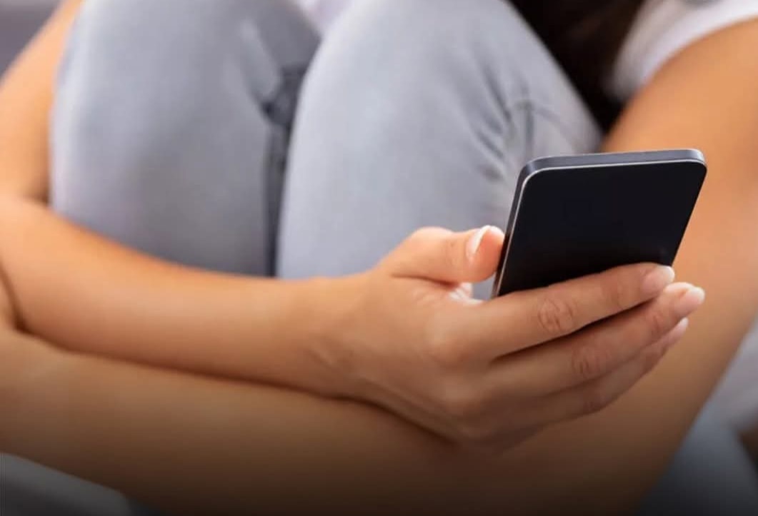 Puede ser una imagen de una persona y teléfono