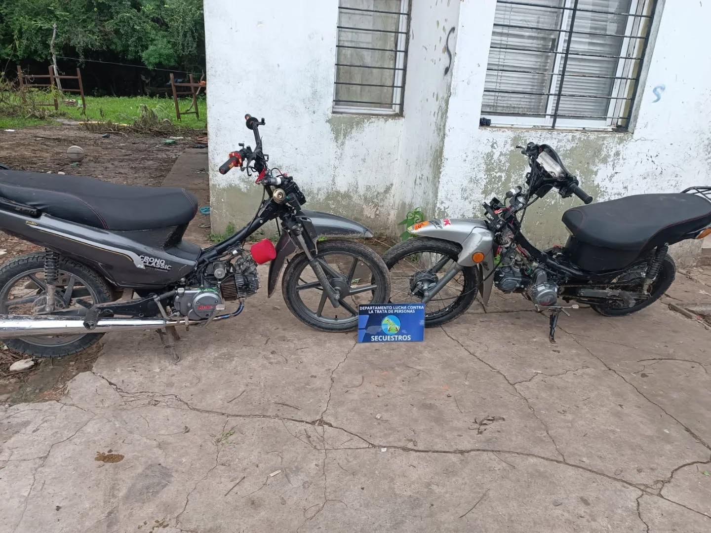 Puede ser una imagen de scooter y texto