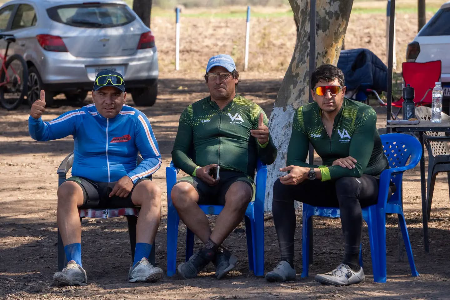 Puede ser una imagen de risas, bicicleta y texto